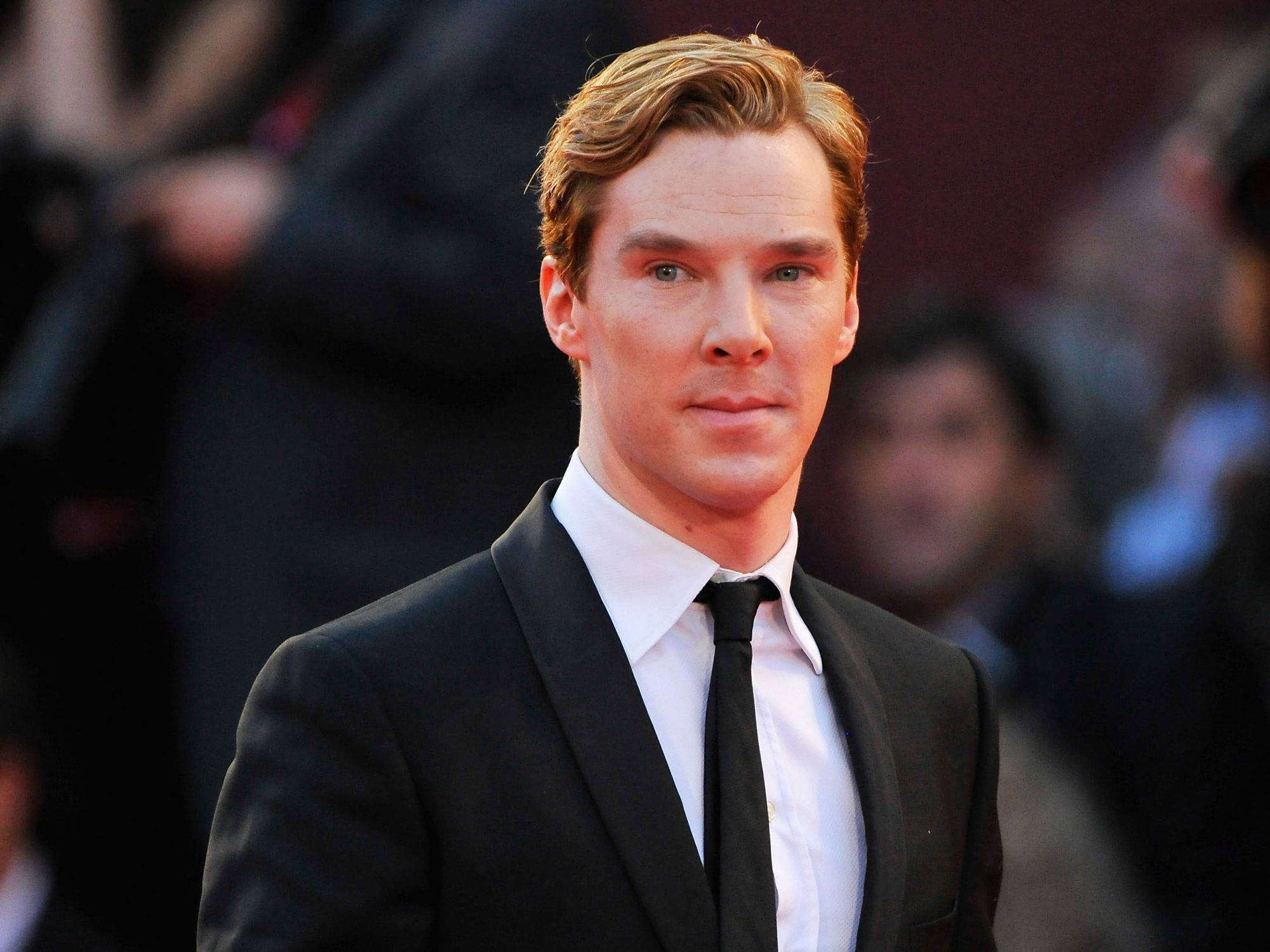 benedict 桌布 壁紙 — 班尼狄克·康柏拜區的 close-up 肖像，身穿俐落黑色西裝及領帶，於紅地毯活動中，背景人物模糊。