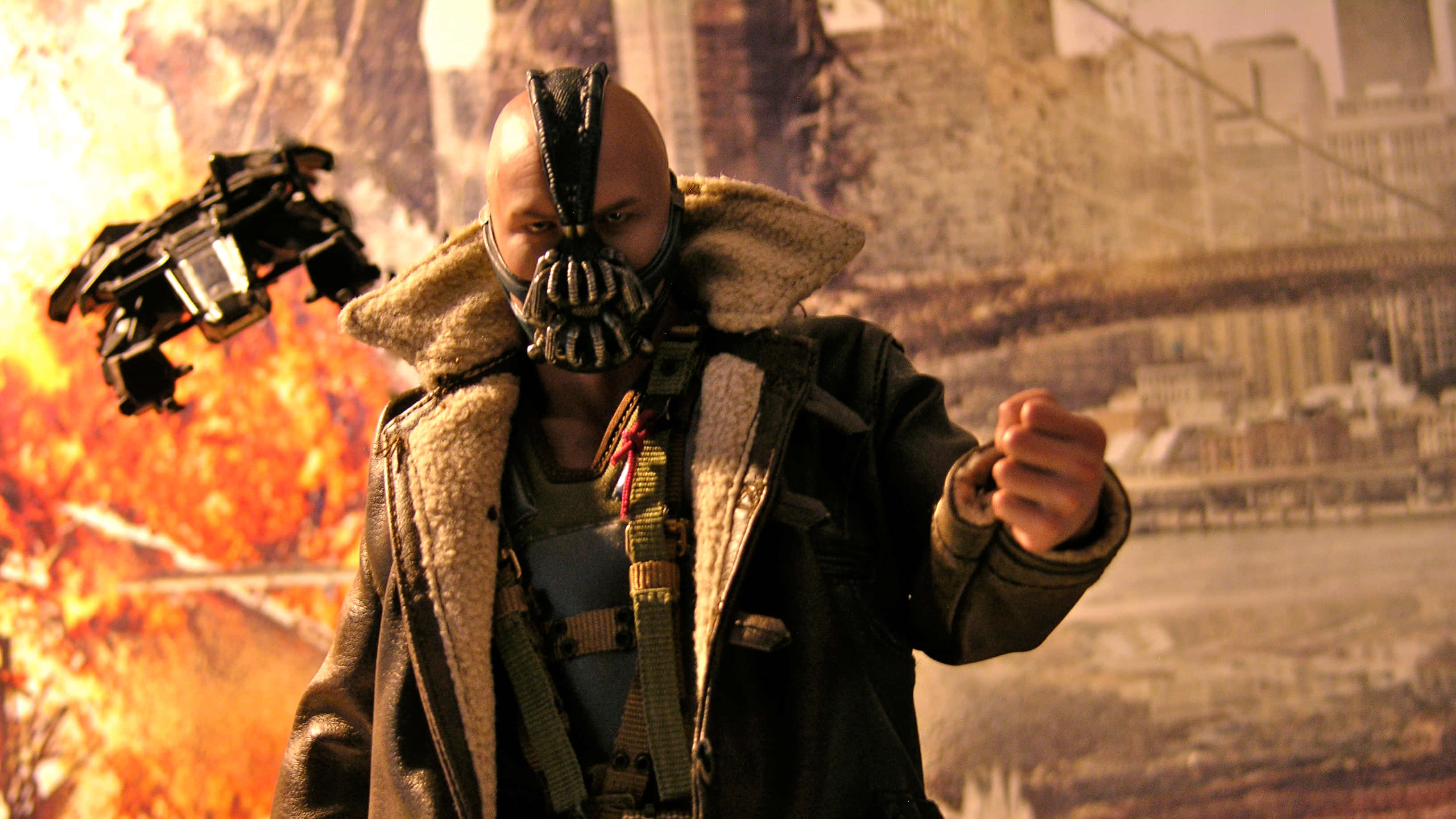 bane 桌布 壁紙 — 班恩威嚇地站在燃燒的城市廢墟中，一個機械手臂懸浮在他旁邊。