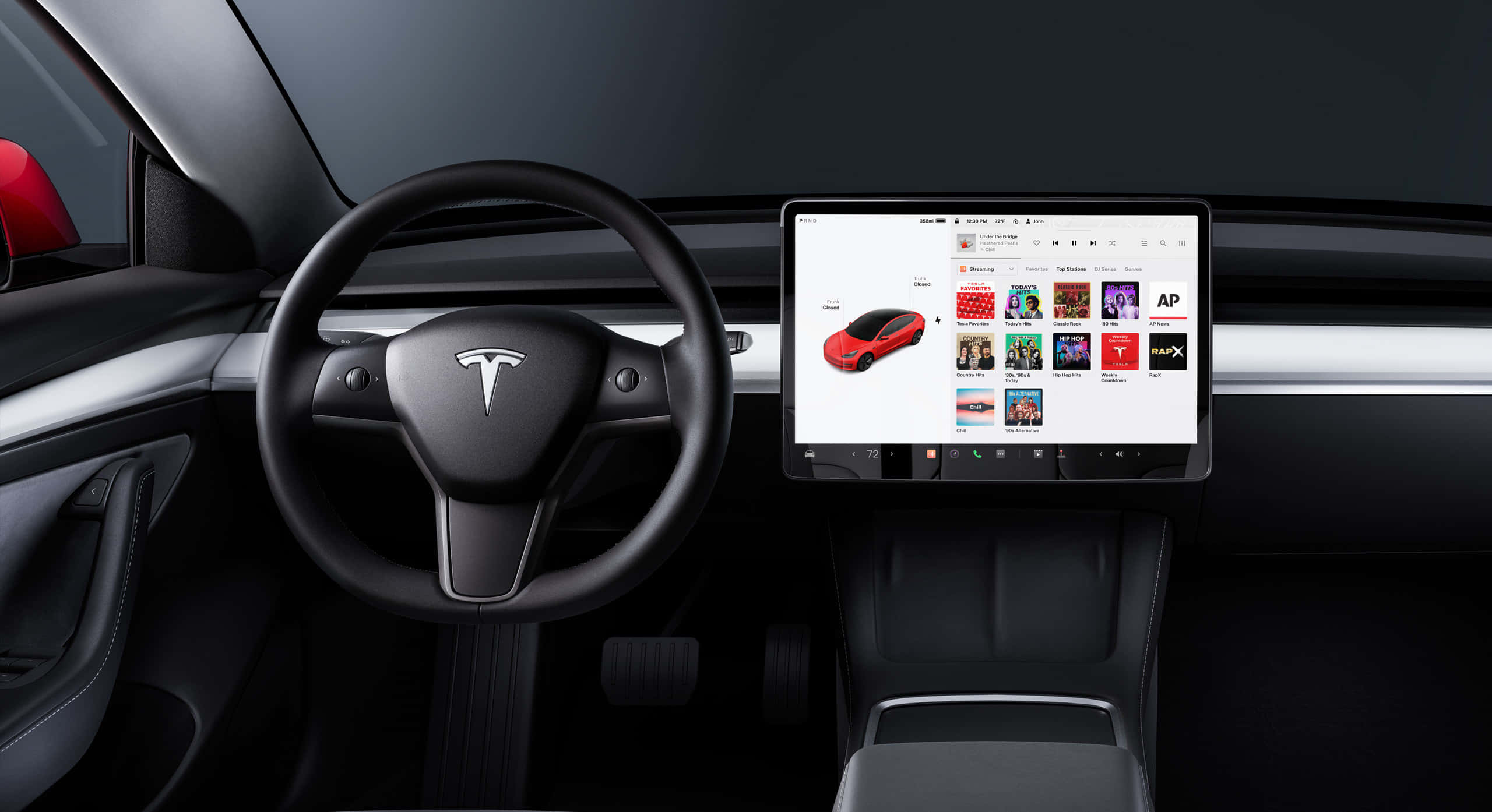 特斯拉 桌布 壁紙 — 現代 Tesla 車廂內部，配備時尚黑色儀表板及顯示應用程式圖標的大型觸控螢幕。