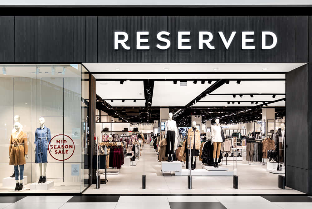 高清 桌布 壁紙 — 現代Reserved服裝店，櫥窗展示人體模型，並有季中促銷標牌。