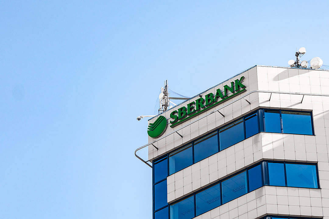 標誌 桌布 壁紙 — 現代Sberbank建築，綠色標誌和藍色窗戶，襯托著清澈的藍天。
