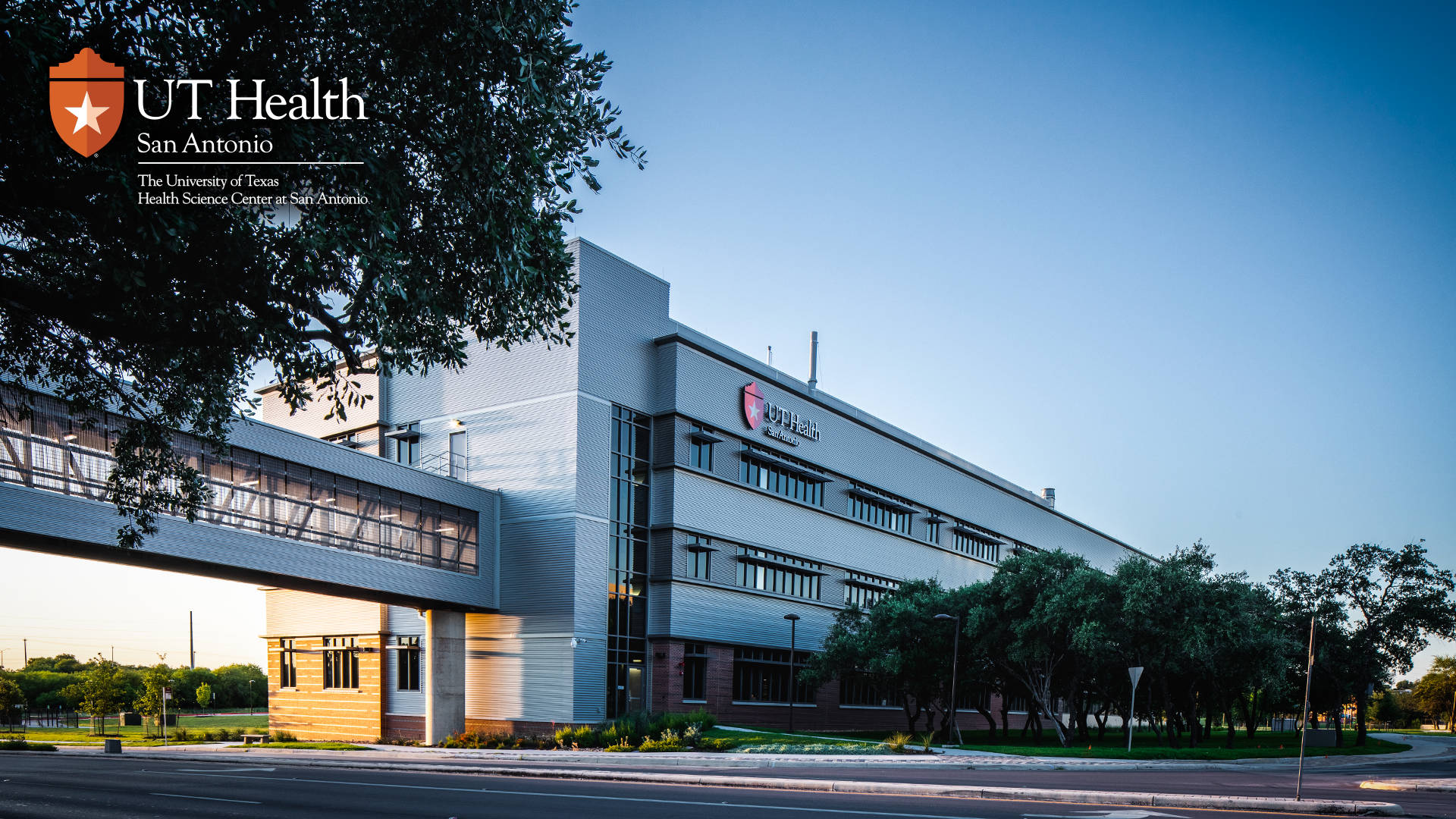 桌布 壁紙 — 現代UT Health San Antonio建築，玻璃與金屬外牆，在晴朗藍天和黃金時刻下。