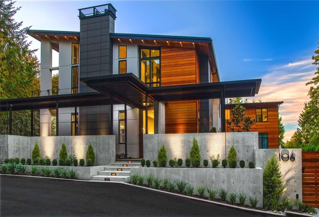 Beautiful House 桌布 壁紙 — 現代兩層住宅，採用溫暖木質牆板和混凝土牆，沐浴在金色的夕陽光中。