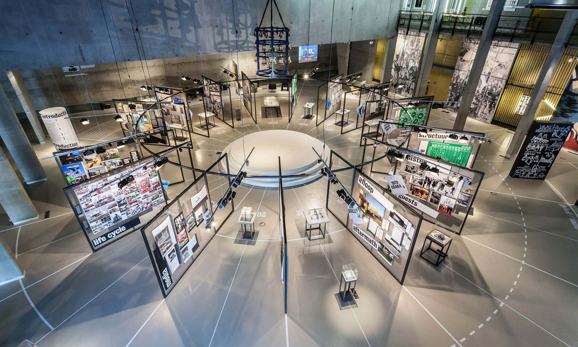 Exhibition 桌布 壁紙 — 現代博物館展覽的鳥瞰圖，採用圓形佈局、玻璃展示櫃和混凝土建築。
