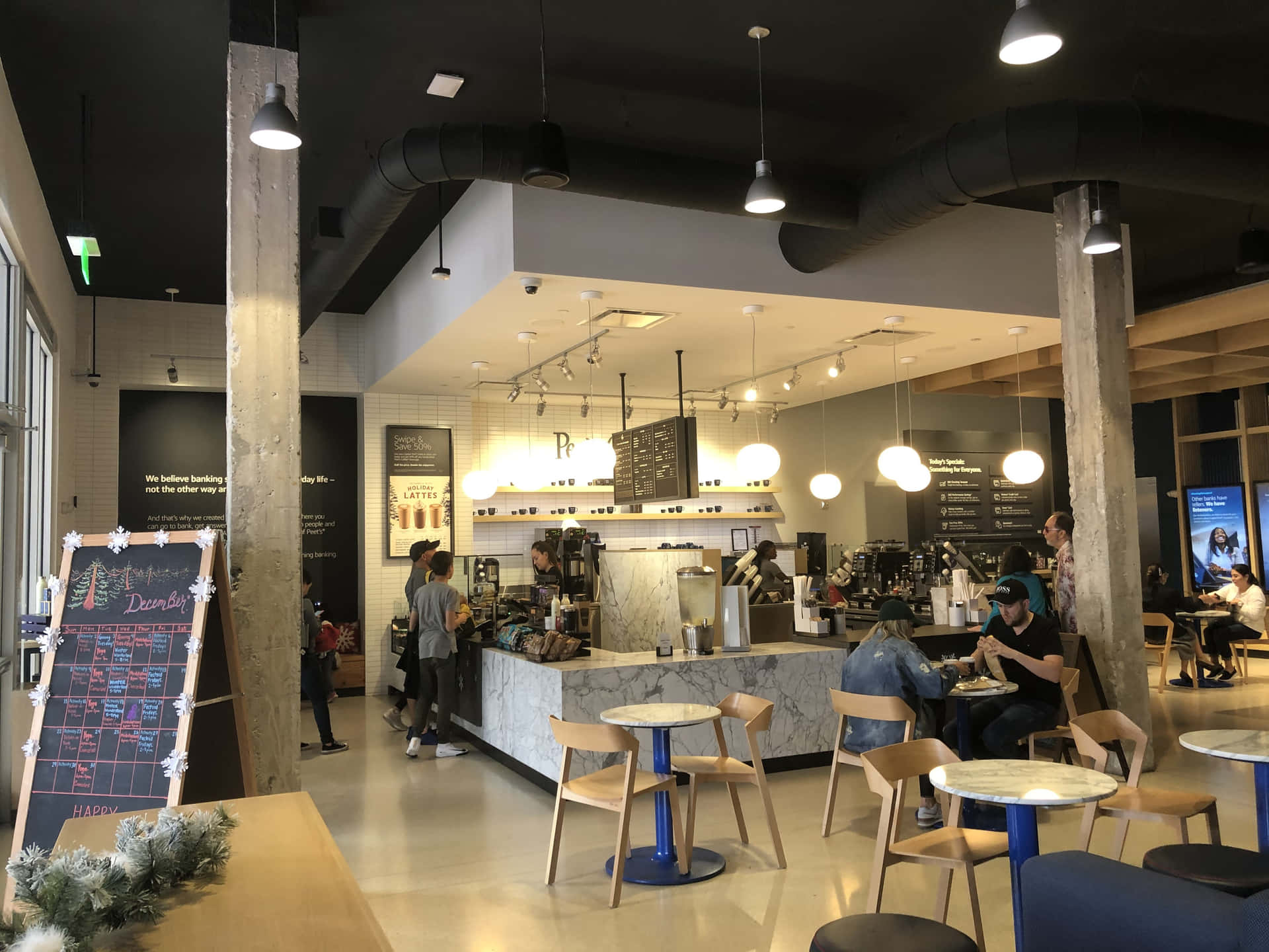 舒適的現代咖啡店，顧客坐在桌旁，咖啡師在櫃檯後。 — 咖啡動圖 壁紙