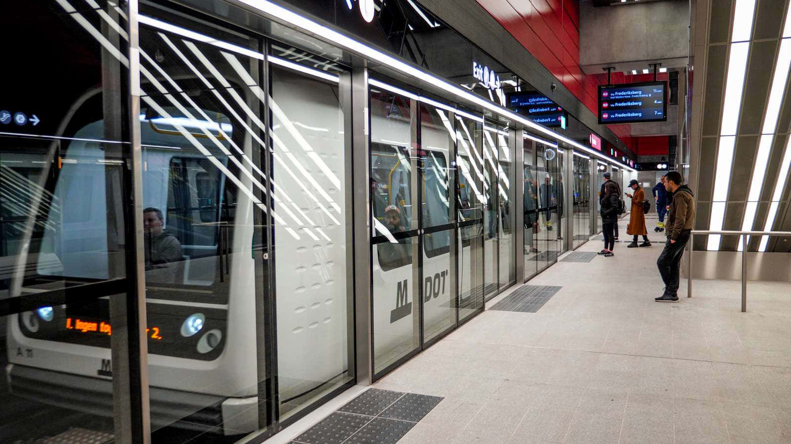 Metro 桌布 壁紙 — 現代地鐵列車配備玻璃門，在乾淨明亮的車站月台上，有等候的乘客。