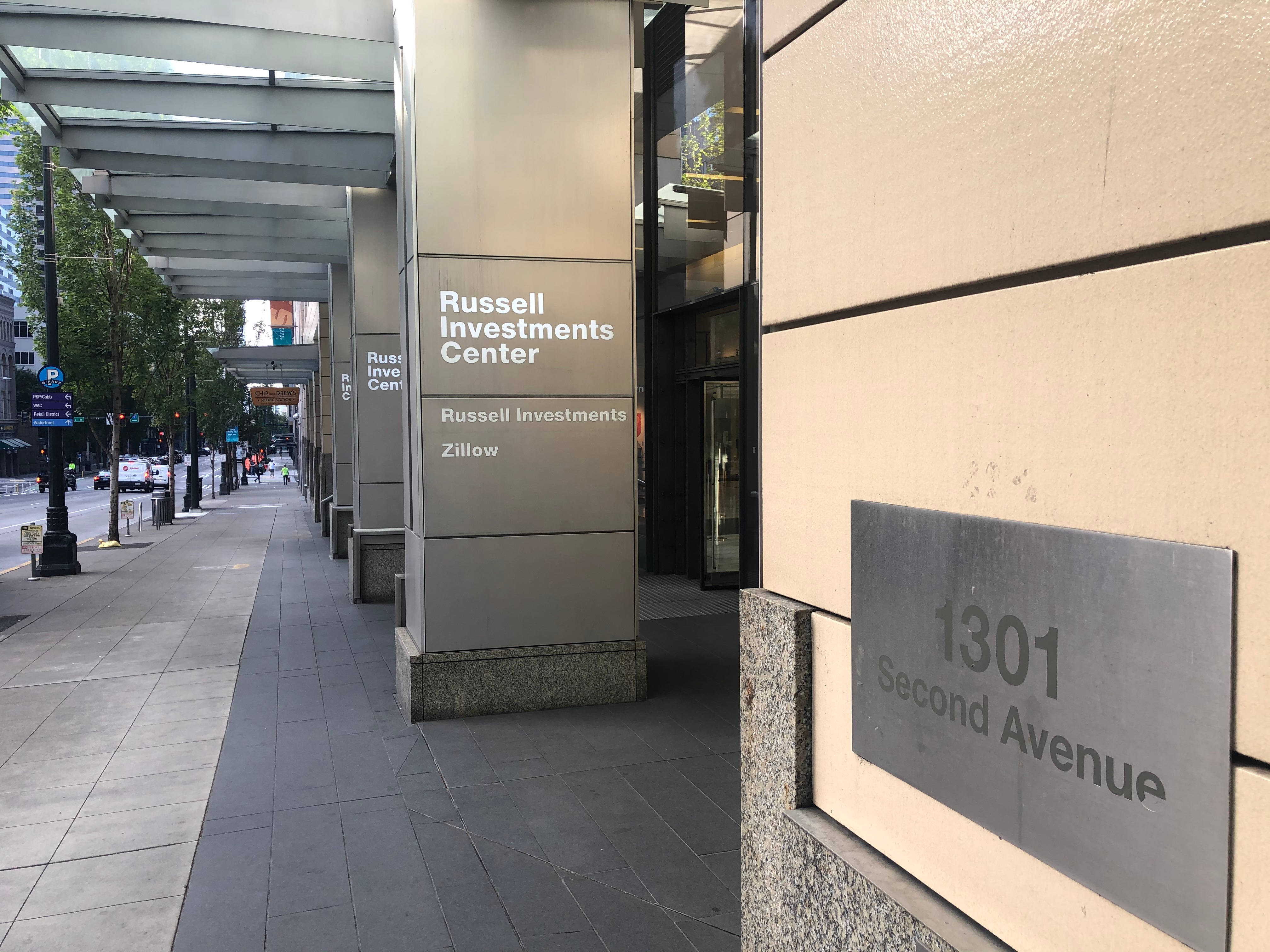 樹木 桌布 壁紙 — 現代城市人行道，設有Russell Investments Center標誌，玻璃簷篷下可觀看街景。