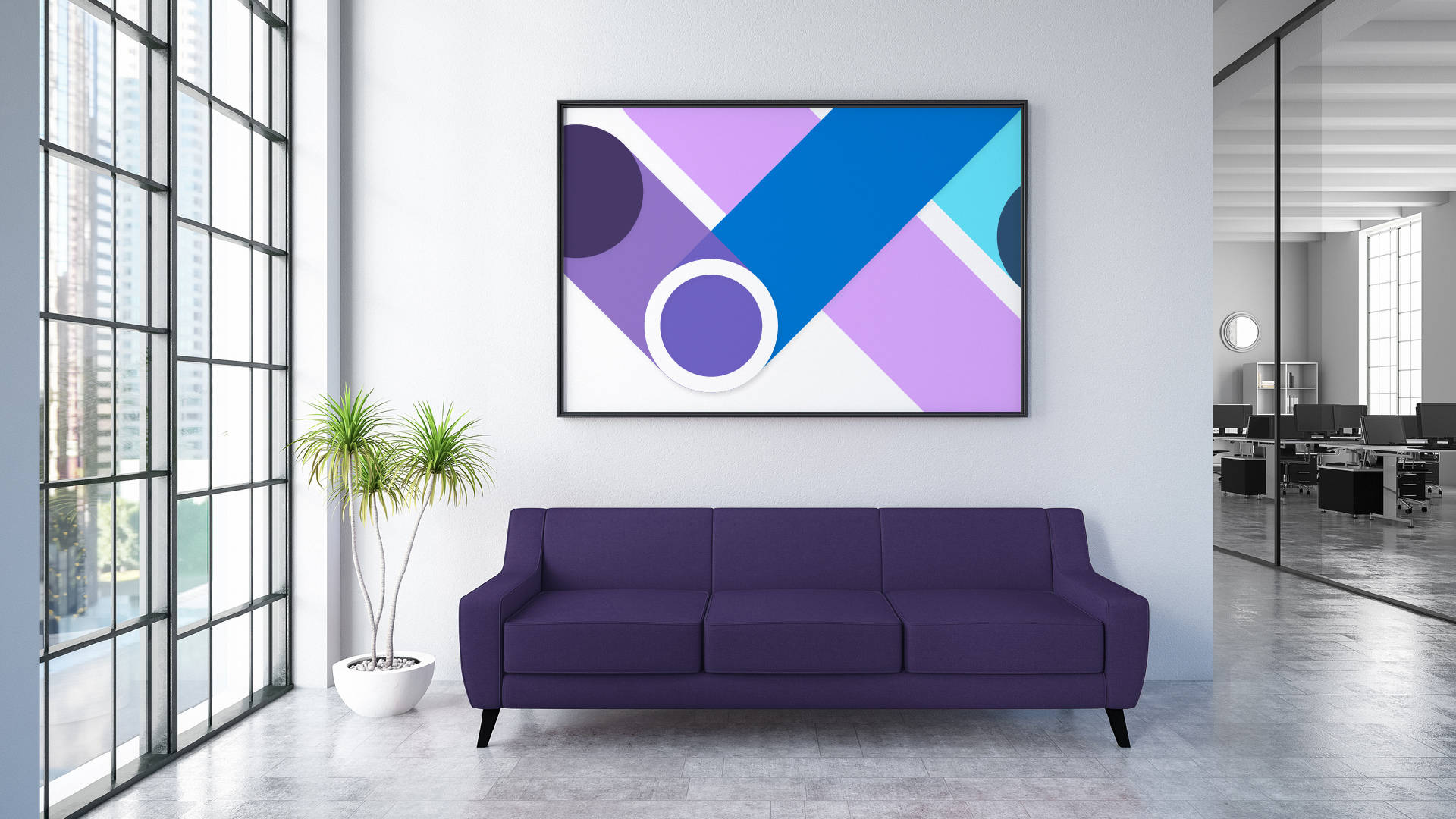 Microsoft Teams 桌布 壁紙 — 現代客廳中，一張大膽的紫色沙發置於幾何抽象藝術品下方，作品帶有鮮豔的紫色、藍色和白色形狀。