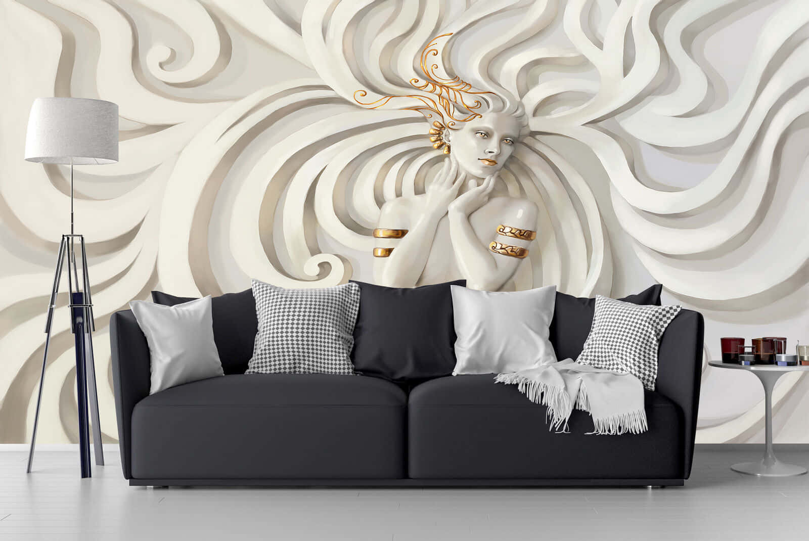 Living Room 桌布 壁紙 — 現代客廳中，一張黑色沙發前有一幅引人注目的3D白色和金色雕塑牆壁壁畫，描繪一位寧靜的女性形象，頭髮飄逸。