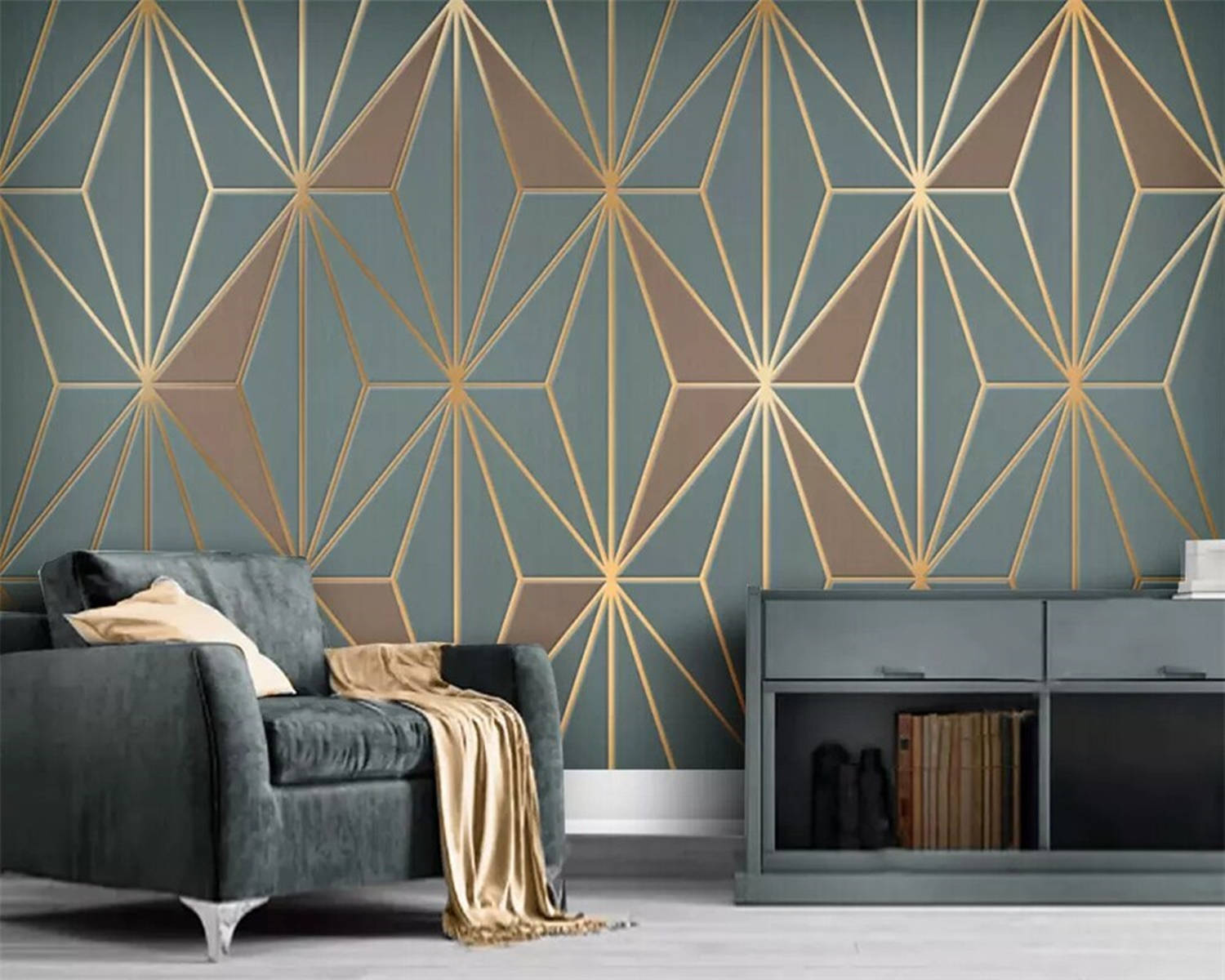 Interior Design 桌布 壁紙 — 現代客廳中，深灰色沙發上披著金色布料，背景是帶有金色幾何圖案的青綠色牆壁。