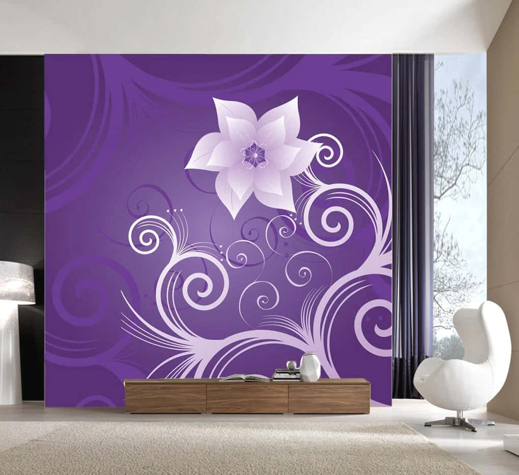 Purple Decor 桌布 壁紙 — 現代客廳採用充滿活力的紫色壁紙，帶有大型白色花卉圖案和漩渦紋理。