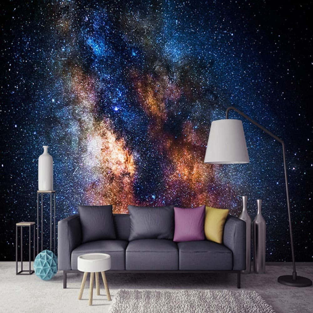 Beautiful Galaxy 桌布 壁紙 — 現代客廳採用宇宙星系壁紙，背景是充滿活力的星雲和星星，前方是灰色沙發，搭配紫色和黃色抱枕。