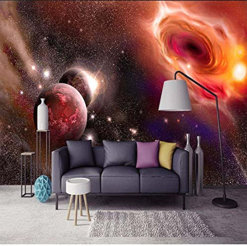 Beautiful Galaxy 桌布 壁紙 — 現代客廳採用宇宙風格壁紙，灰色沙發後方有旋轉星雲、發光行星和星星。