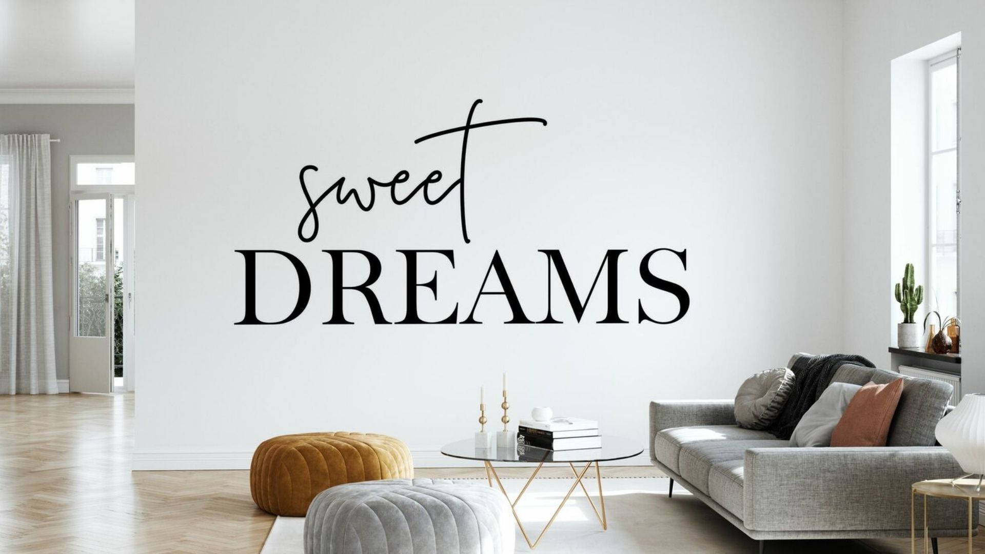 dreams 桌布 壁紙 — 現代客廳設有一個大型牆貼，以優雅手寫體和粗體字寫著 sweet DREAMS。