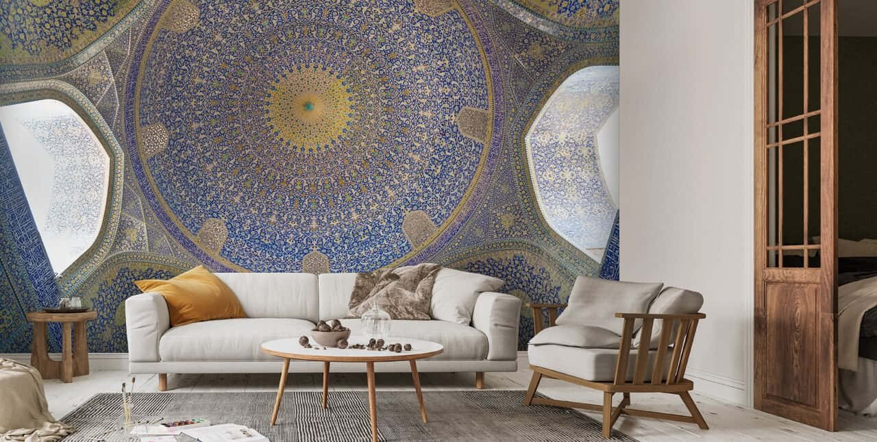 Living Room 桌布 壁紙 — 現代客廳設有白色沙發和木椅，背景是令人驚嘆的藍色和金色伊斯蘭馬賽克圓頂壁紙。