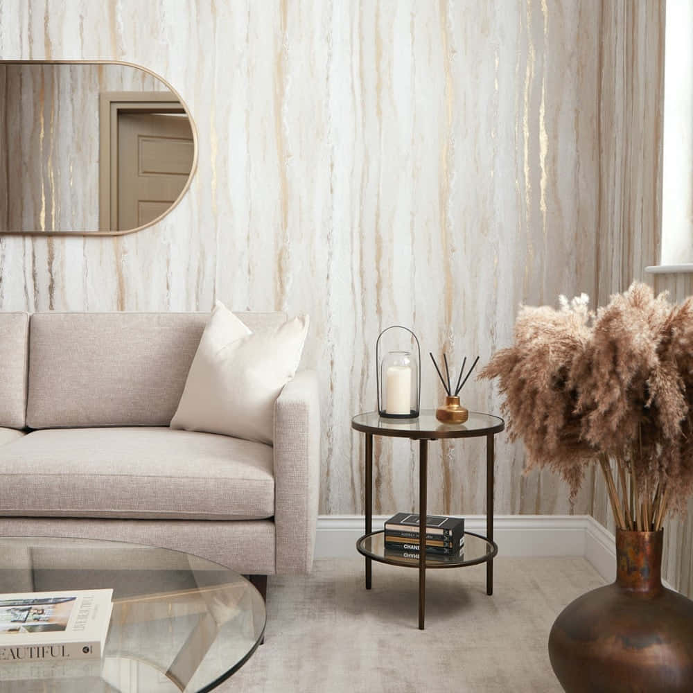 Living Room 桌布 壁紙 — 現代客廳設有米色沙發，搭配紋理金色和白色條紋壁紙，圓形鏡子和銅花瓶中的蒲葦。