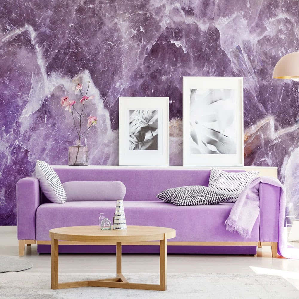 Purple Decor 桌布 壁紙 — 現代客廳設有薰衣草色沙發，背景是戲劇性的紫色紫水晶晶石牆，配以裱框藝術品和木製咖啡桌。