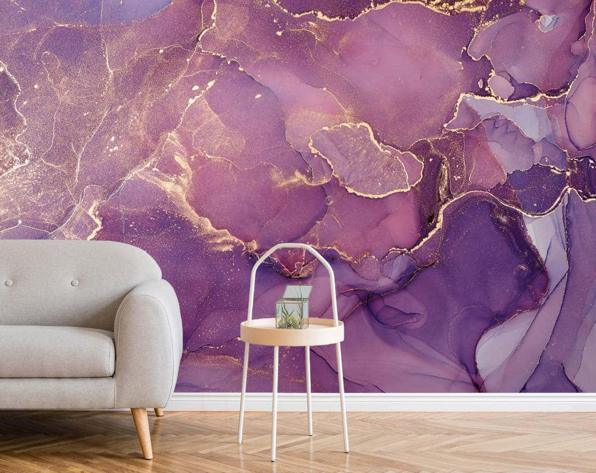 Purple Marble 桌布 壁紙 — 現代客廳設有豪華灰色沙發和白色邊桌，背景是充滿活力的紫色和金色抽象大理石壁紙。
