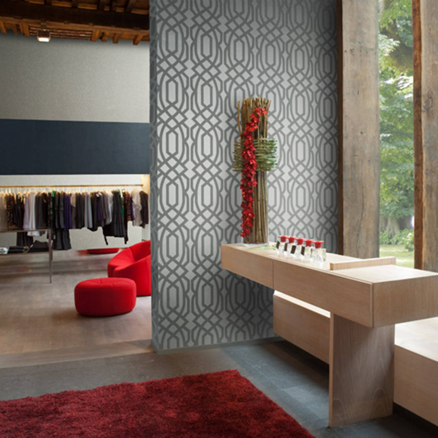Interior Design 桌布 壁紙 — 現代室內設計，幾何灰色壁紙，紅色家具，木樑，靠近窗戶有綠色植物。