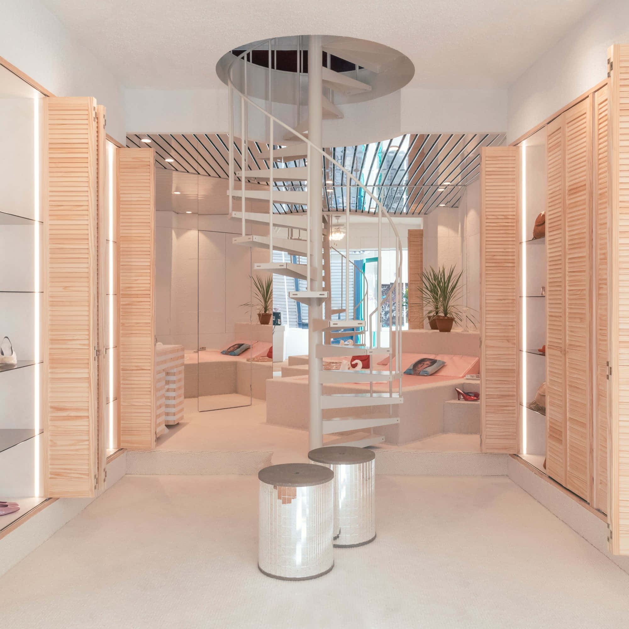Interior Design 桌布 壁紙 — 現代室內設計，設有白色螺旋樓梯、木製百葉門和玻璃天花板下的粉紅色座椅。