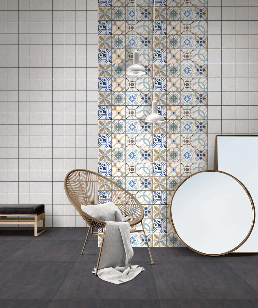 Tiles 桌布 壁紙 — 現代室內設計中，藤椅旁邊有一面圖案瓷磚特色牆，帶有藍色、米色和白色的幾何花卉圖案。
