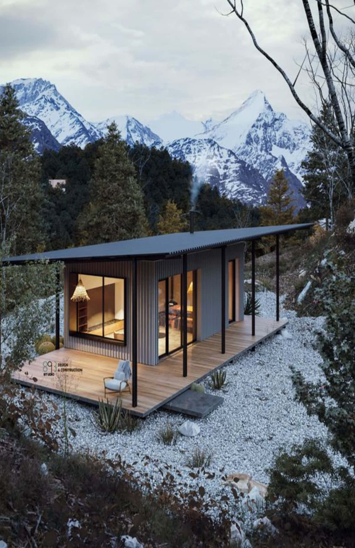 Cottage 桌布 壁紙 — 現代小屋，室內燈光溫暖，坐落在黃昏時分白雪覆蓋的山林之中。