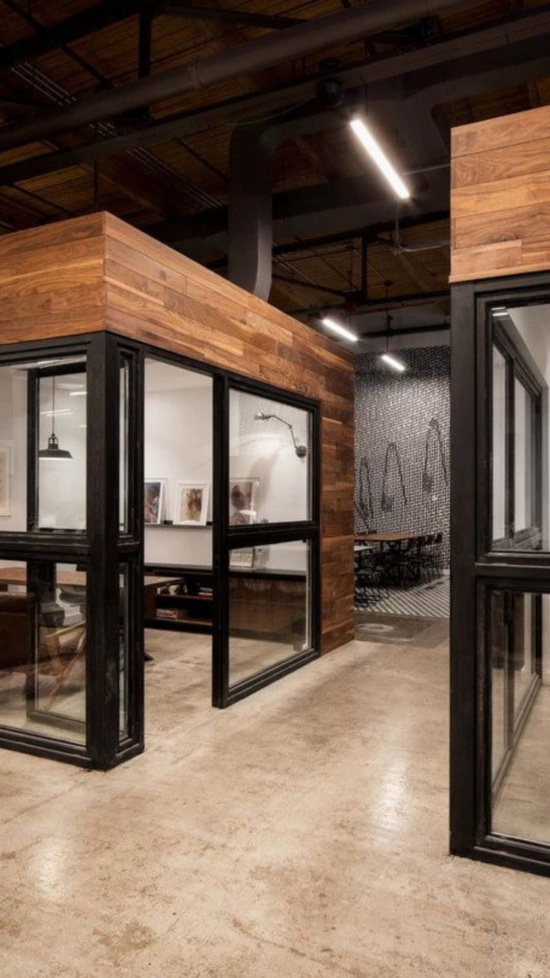 Modern Office 桌布 壁紙 — 現代工業風辦公室，設有玻璃隔間、木質裝飾、裸露天花板及混凝土地板。