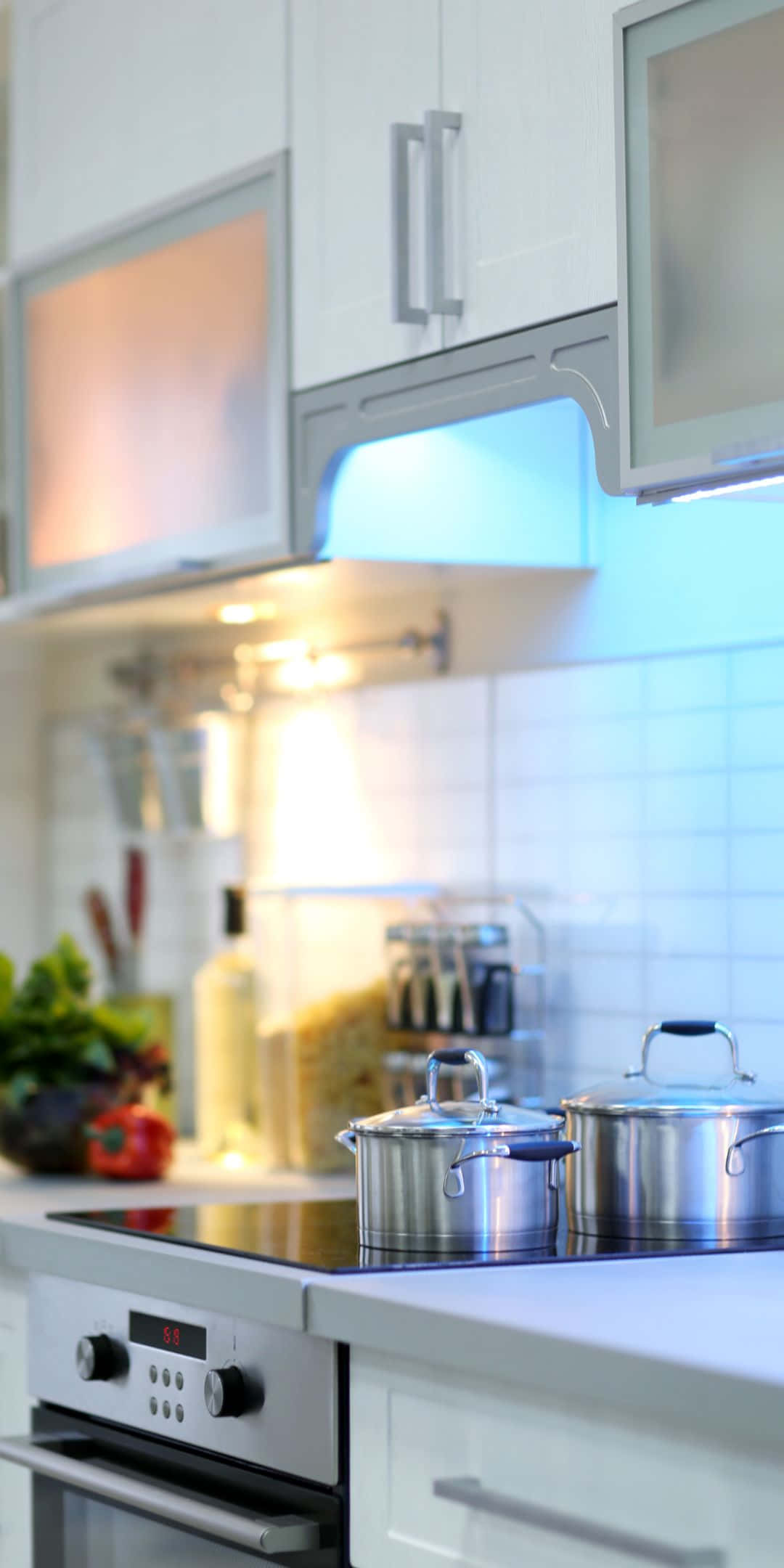 Pixel 3 Kitchen 桌布 壁紙 — 現代廚房，不鏽鋼鍋在電磁爐上，下方有發光的櫥櫃燈。