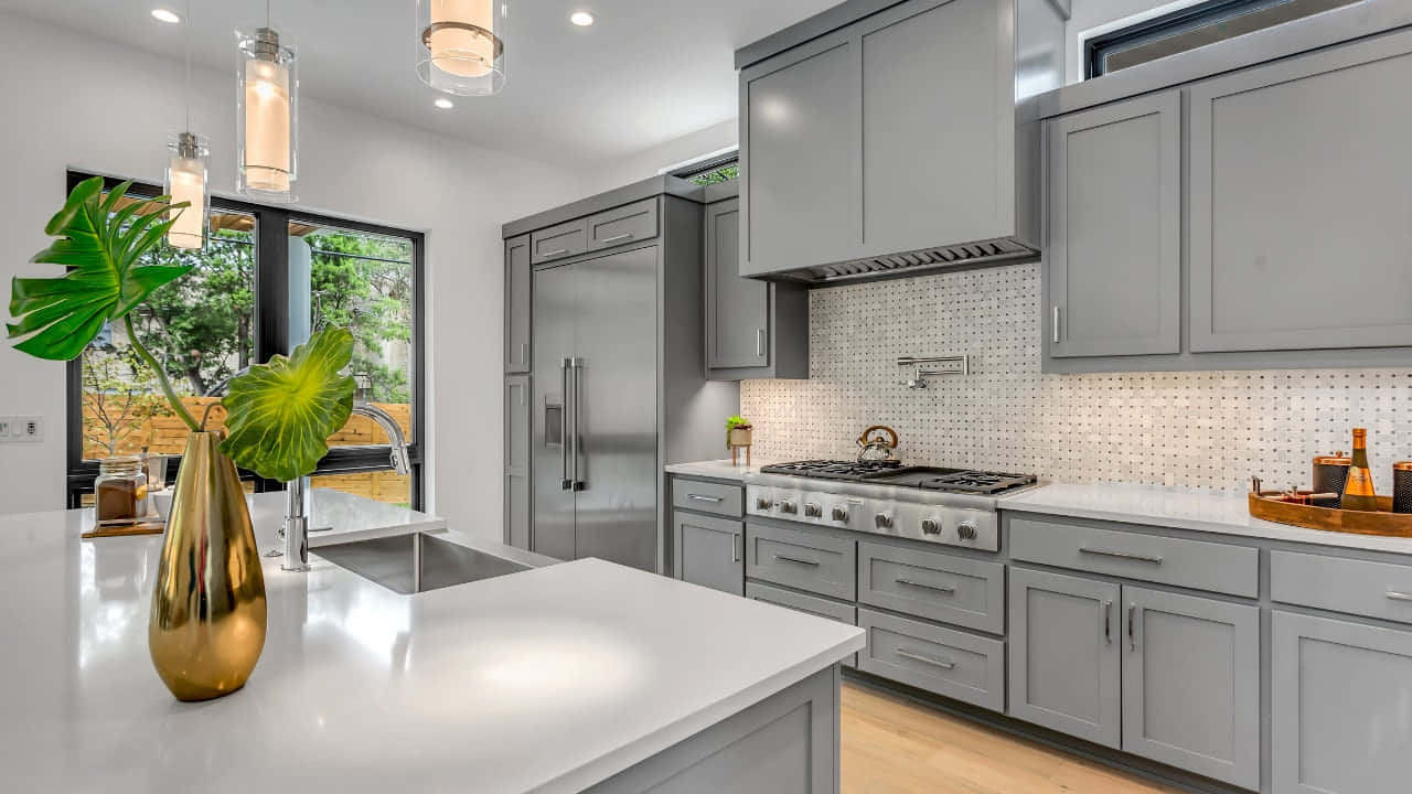 kitchen 桌布 壁紙 — 現代廚房，灰色櫥櫃，白色檯面，大窗戶俯瞰綠化。