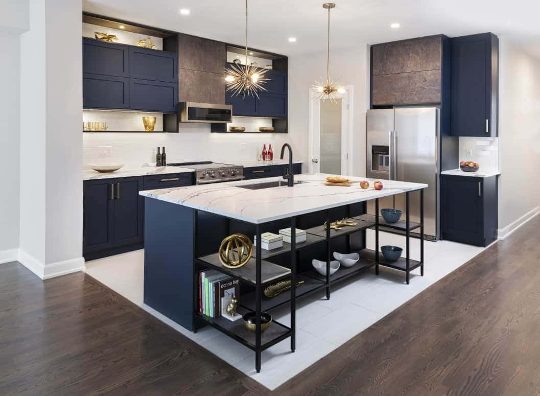 Kitchen Island 桌布 壁紙 — 現代廚房，配備海軍藍櫥櫃、大理石中島和金色裝飾，下方懸掛星爆吊燈。