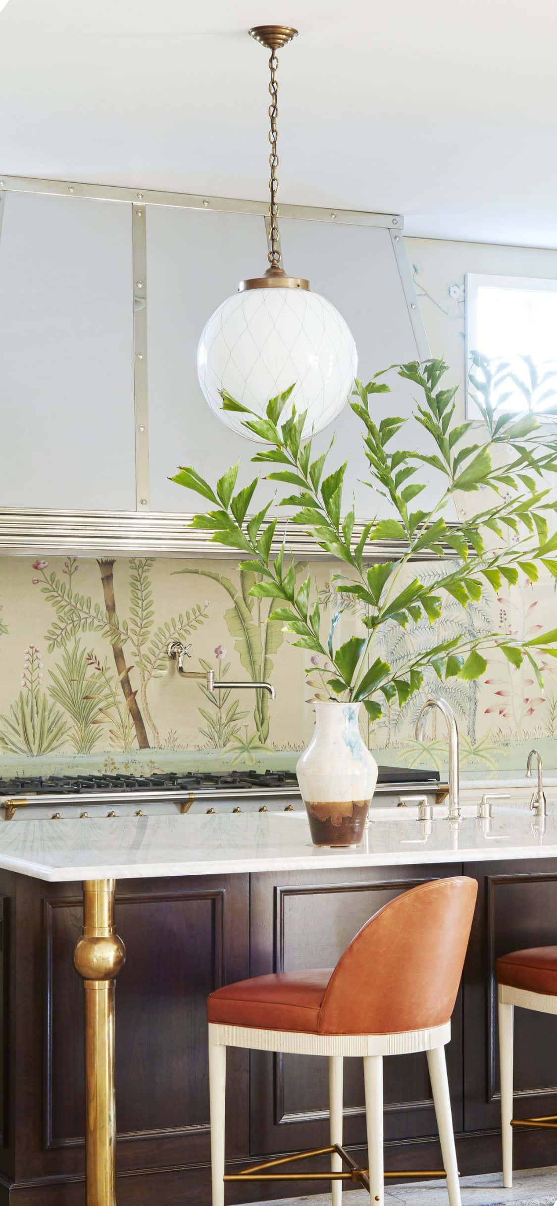 Kitchen Island 桌布 壁紙 — 現代廚房，配備深色木櫥櫃、白色大理石檯面和帶有綠色蕨類植物和紫色花朵的植物壁紙。