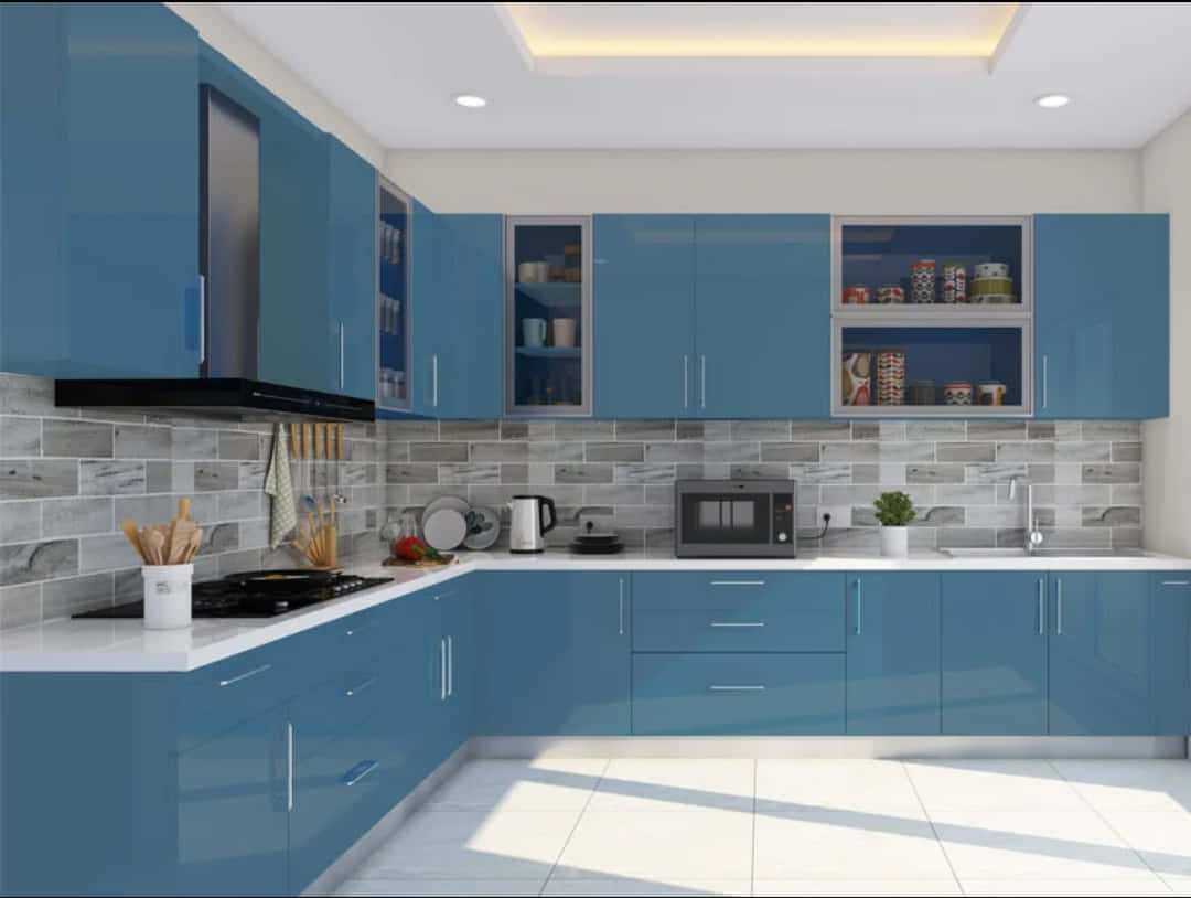 Modular Kitchen 桌布 壁紙 — 現代廚房，配有亮面藍色櫥櫃、白色檯面和灰色磁磚防濺板，在明亮的頂燈下。