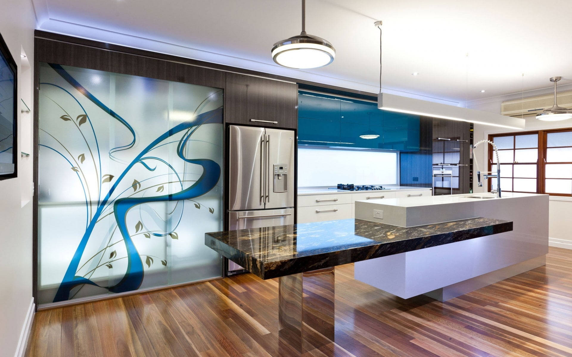 Interior Design 桌布 壁紙 — 現代廚房，配有光面藍色櫥櫃、不鏽鋼電器，以及帶有抽象藍色葉子藝術的玻璃牆。