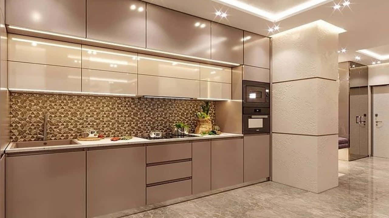 Kitchen Design 桌布 壁紙 — 現代廚房，配有時尚米色櫥櫃、圖案防濺板和嵌入式照明，反射在拋光大理石地板上。