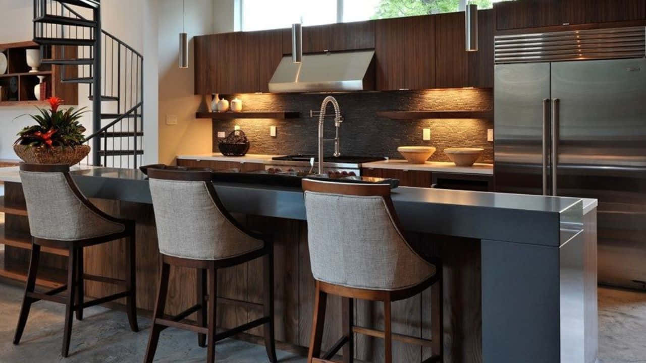 720p Kitchen 桌布 壁紙 — 現代廚房，配有深色木櫥櫃、不鏽鋼電器及灰色軟墊吧檯凳，在溫暖的櫥櫃下燈光照射下。