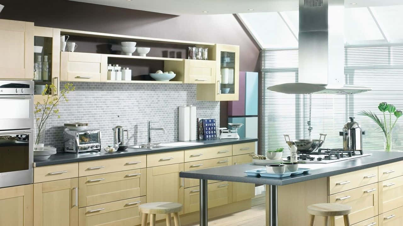 720p Kitchen 桌布 壁紙 — 現代廚房，配有淺色木櫃、深色檯面和大窗戶，讓自然光線進入。