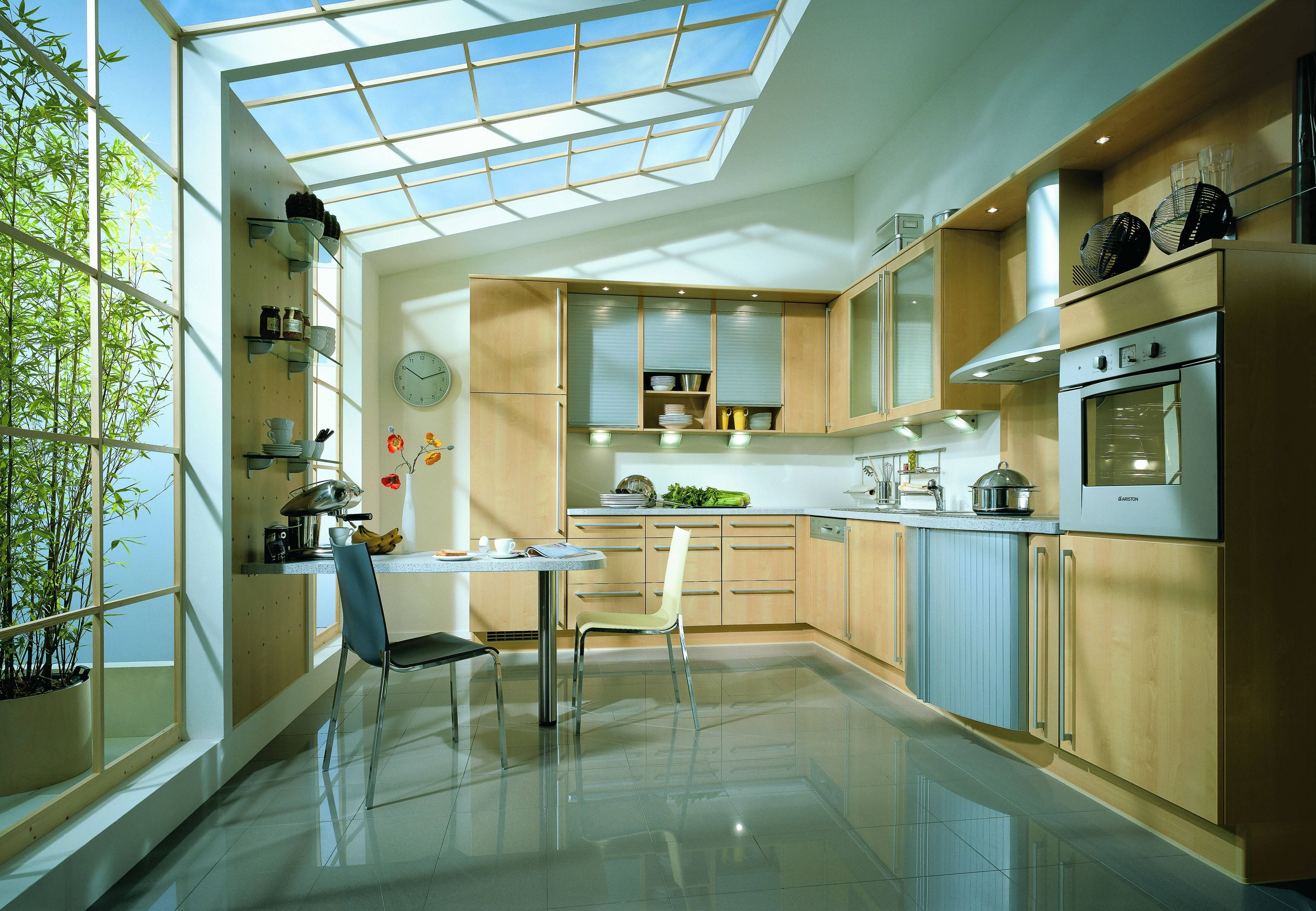 Kitchen Design 桌布 壁紙 — 現代廚房，配有淺色木櫃、玻璃天窗和反射自然日光的亮面地板。