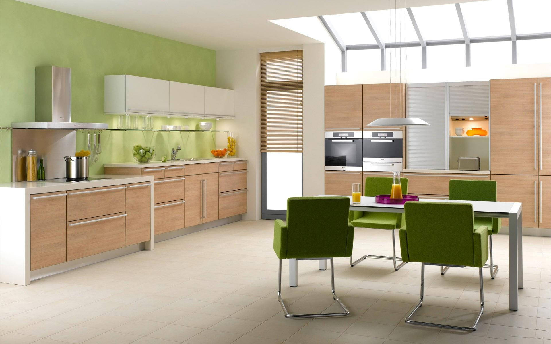 Interior Design 桌布 壁紙 — 現代廚房，配有淺色木櫃、綠色椅子，以及天窗讓自然光充滿空間。
