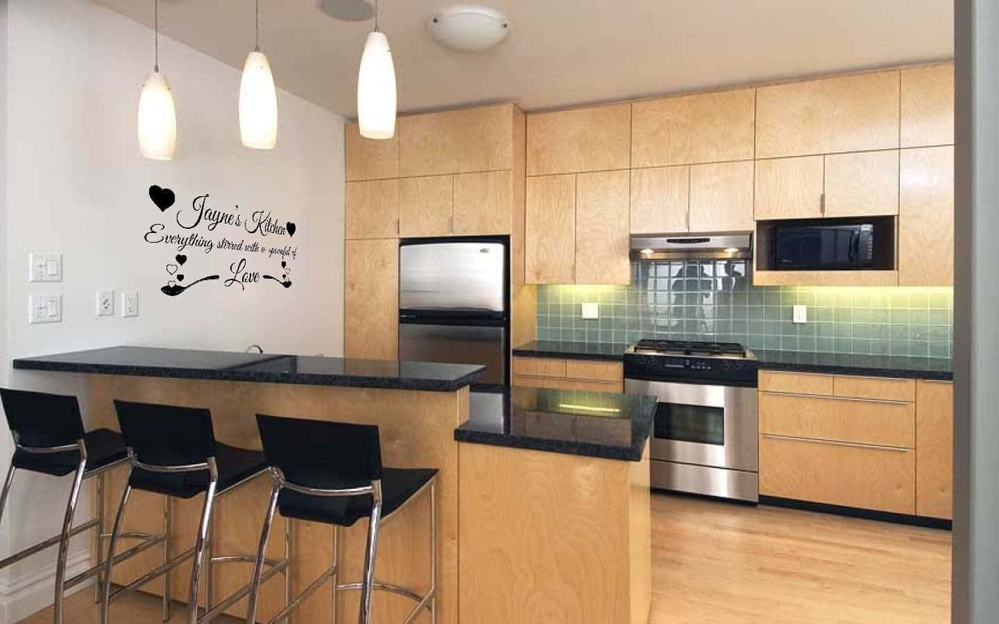 1440p Kitchen 桌布 壁紙 — 現代廚房，配有淺色木櫃、黑色檯面、不鏽鋼電器和吊燈。