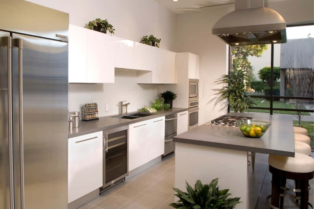 kitchen 桌布 壁紙 — 現代廚房，配有白色櫥櫃、不鏽鋼電器和灰色檯面，中島上放有盆栽植物和一碗檸檬。