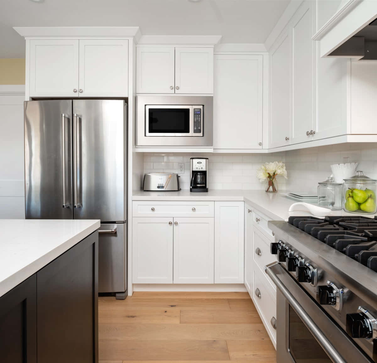 kitchen 桌布 壁紙 — 現代廚房，配有白色櫥櫃、不鏽鋼電器和淺色木地板。