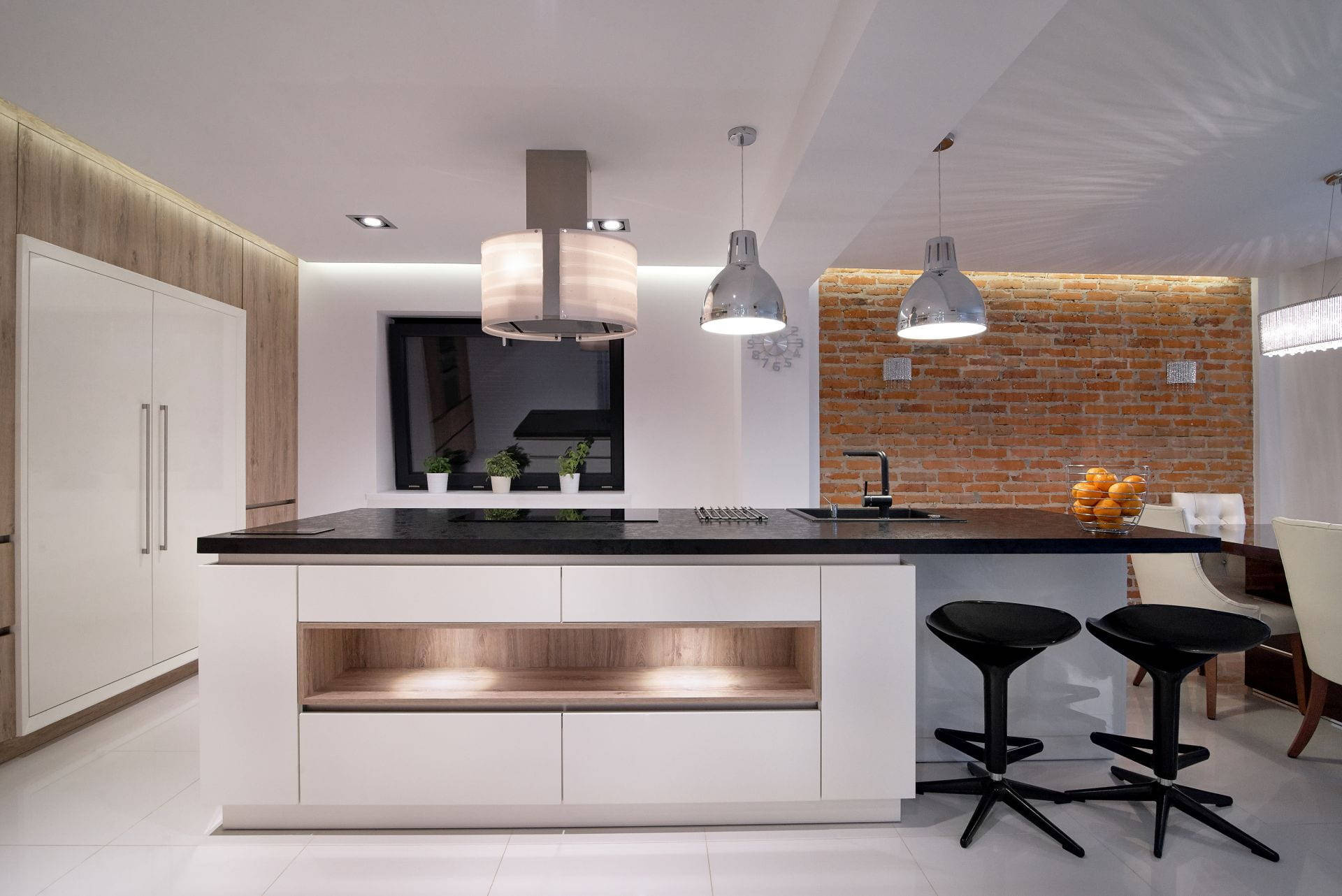 Interior Design 桌布 壁紙 — 現代廚房，配有白色櫥櫃、黑色檯面、裸露磚牆和吊燈。