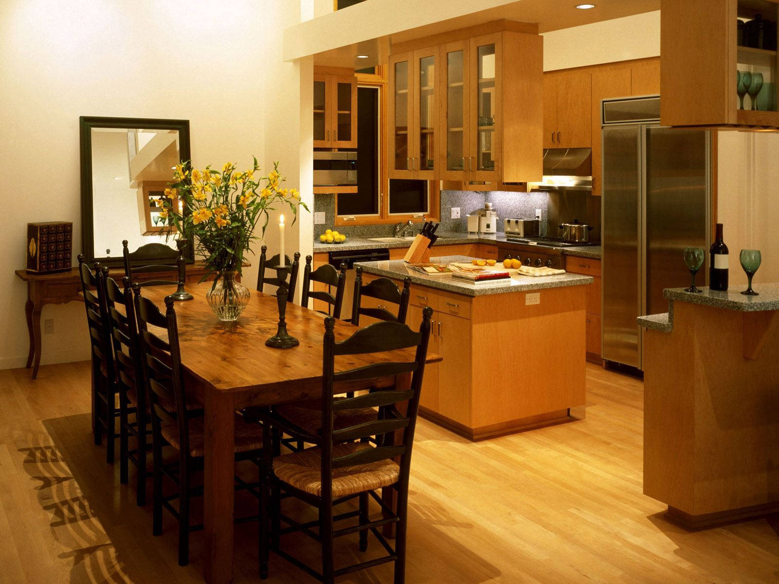 Kitchen Design 桌布 壁紙 — 現代廚房內，柔和室內燈光下，溫暖的木製餐桌搭配深色椅子和黃色花朵。
