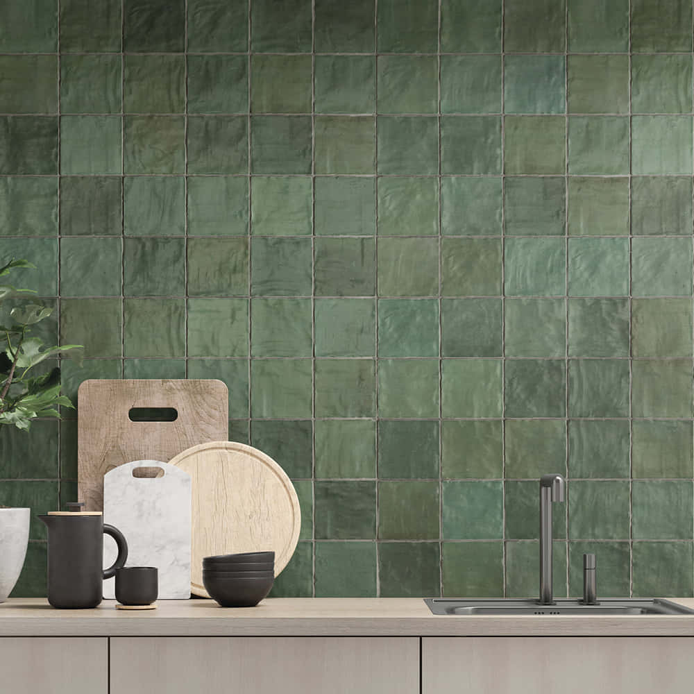 Tiles 桌布 壁紙 — 現代廚房檯面，配有木製砧板、大理石瓷磚和深色陶瓷碗，背景為帶紋理的綠色瓷磚防濺牆。