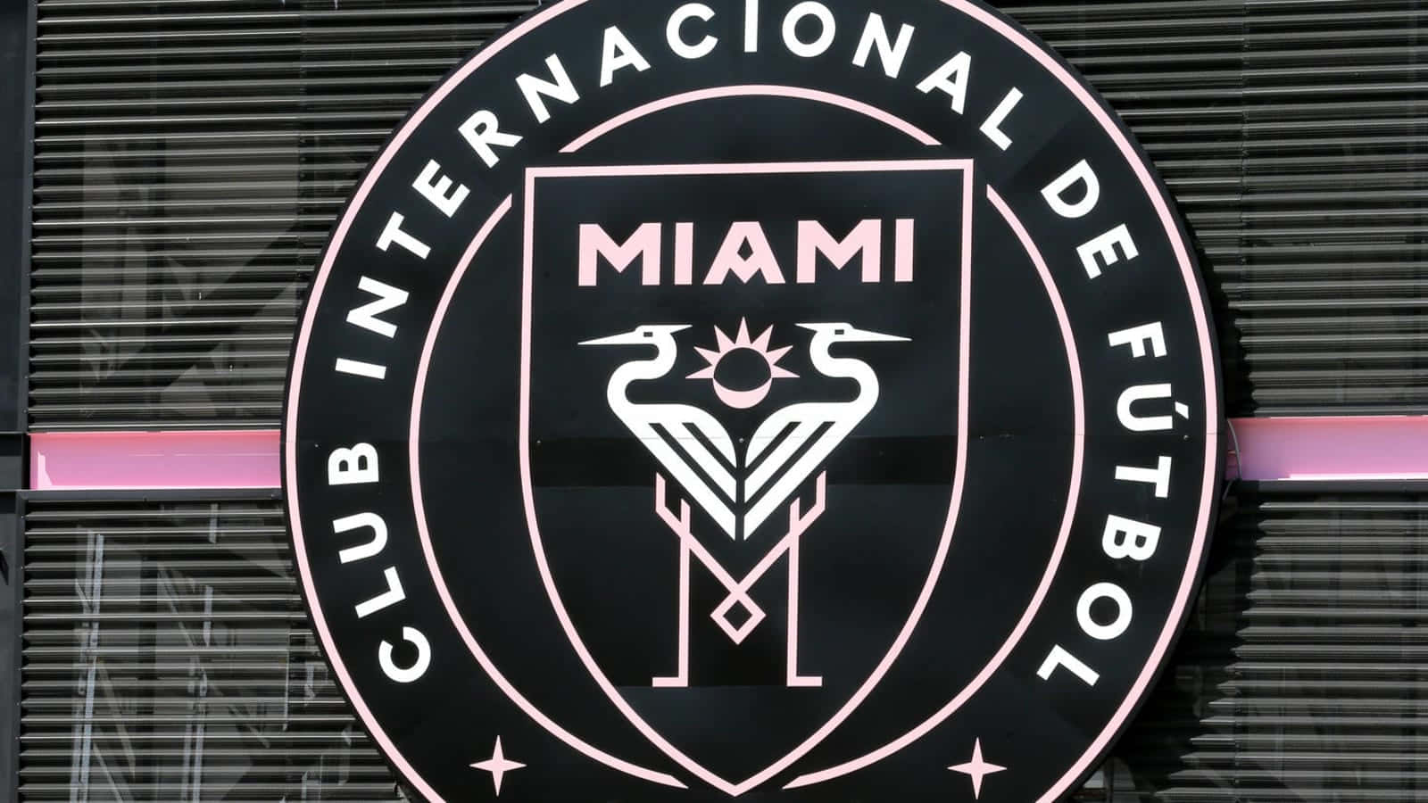 足球 桌布 壁紙 — 現代建築外牆上粉紅色和黑色的 Club Internacional de Fútbol Miami 標誌特寫。
