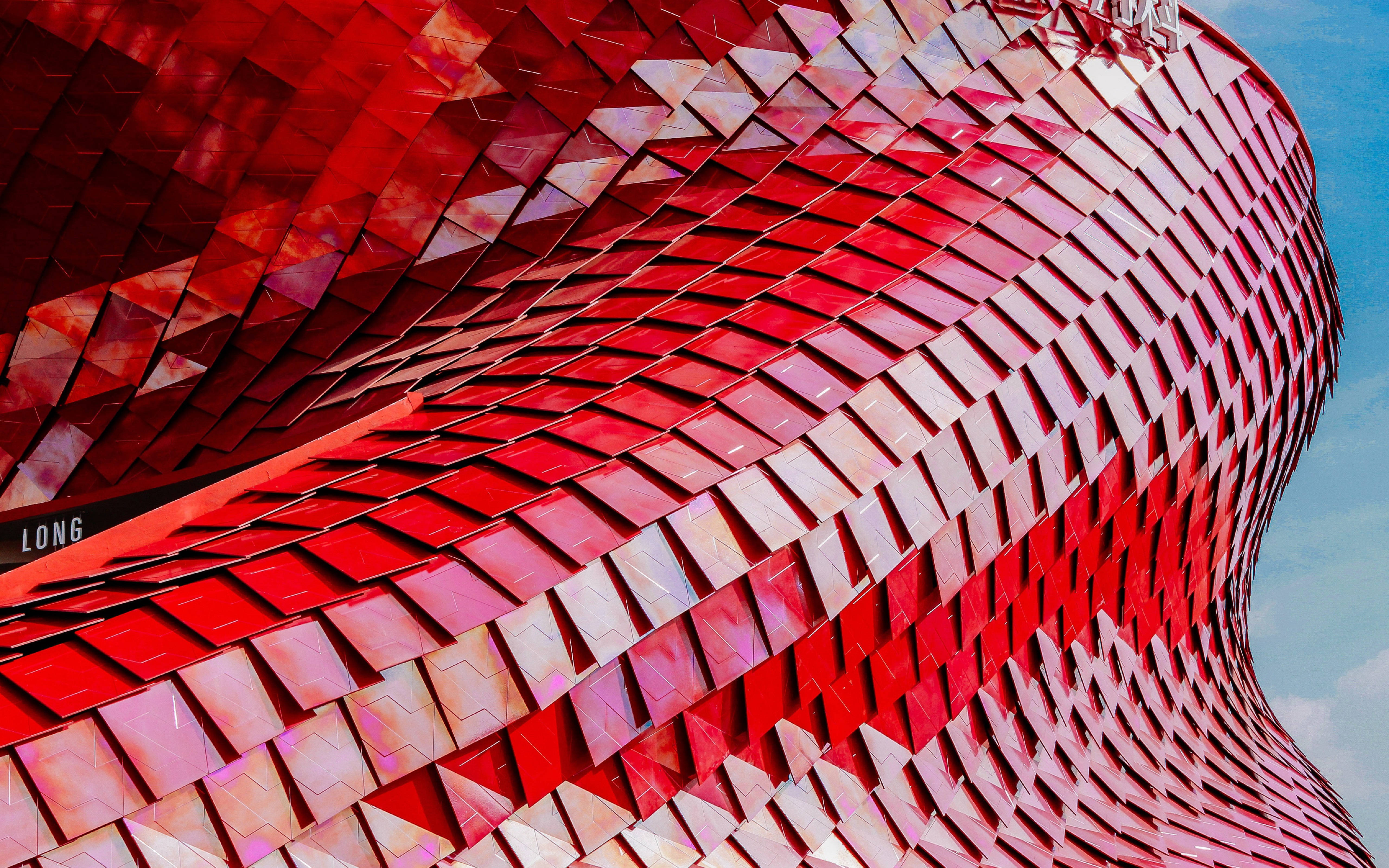 Architecture 桌布 壁紙 — 現代建築的彎曲紅色金屬外牆特寫，幾何面板反射天空和光線。