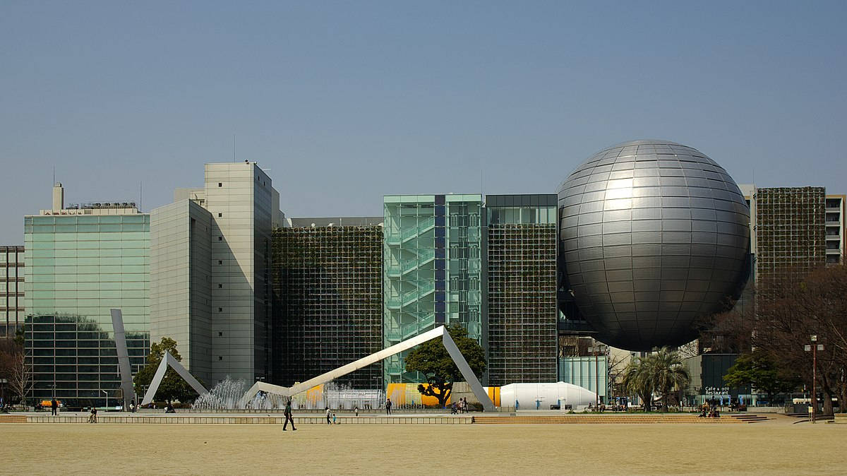 Nagoya 桌布 壁紙 — 現代建築群，特色是巨大的金屬球體和玻璃建築，在清澈的藍天下。