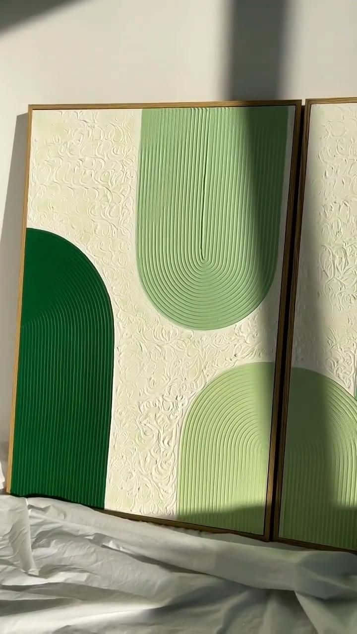 Minimalist Painting 桌布 壁紙 — 現代抽象藝術面板，帶有綠色彎曲形狀和紋理奶油色背景，沐浴在自然光中。