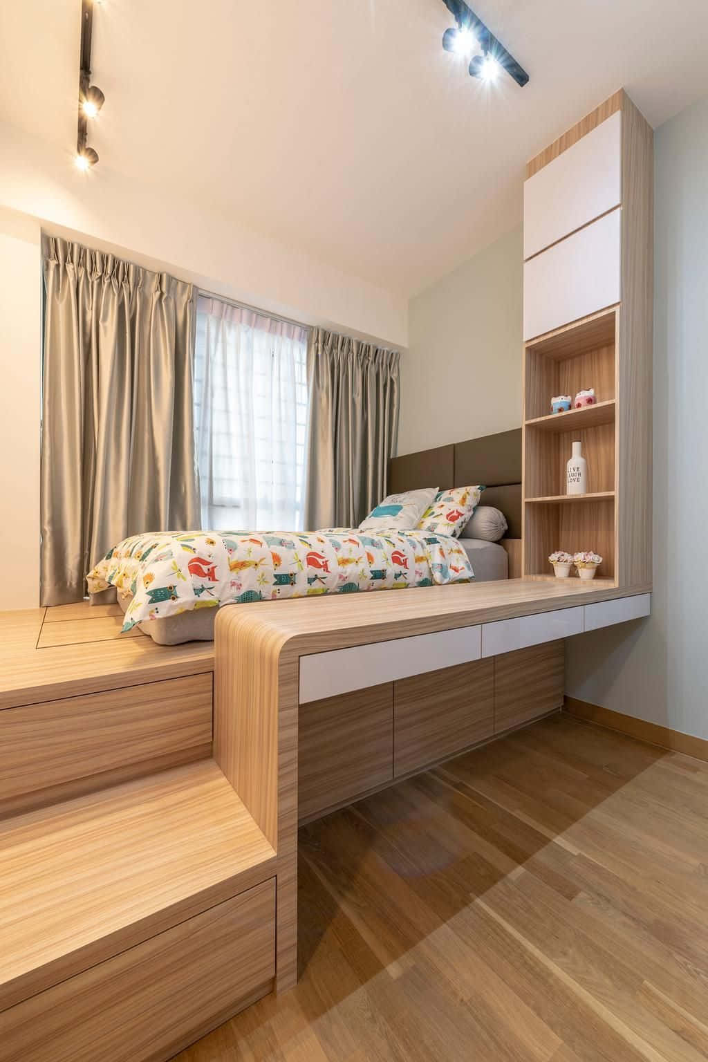 Minimalist Design 桌布 壁紙 — 現代木製平台床，配有色彩繽紛的動物印花寢具和內置儲物架，在溫暖的吊燈下。