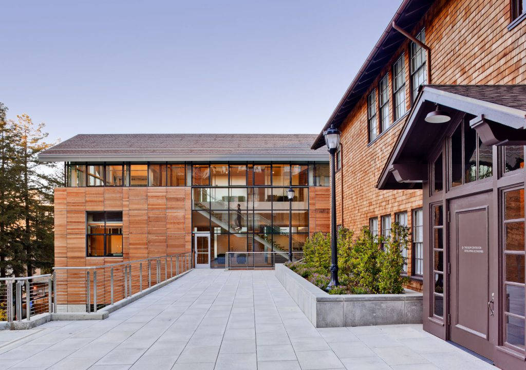 Architecture 桌布 壁紙 — 現代木質玻璃建築，寬闊石徑通往玻璃圍封樓梯，晴空萬里。